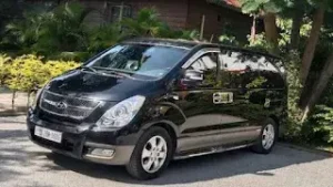 Minivan en las calles de Siem Reap, Camboya