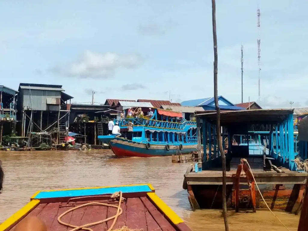 Pueblo flotante en el lago Tonlé Sap, Camboya