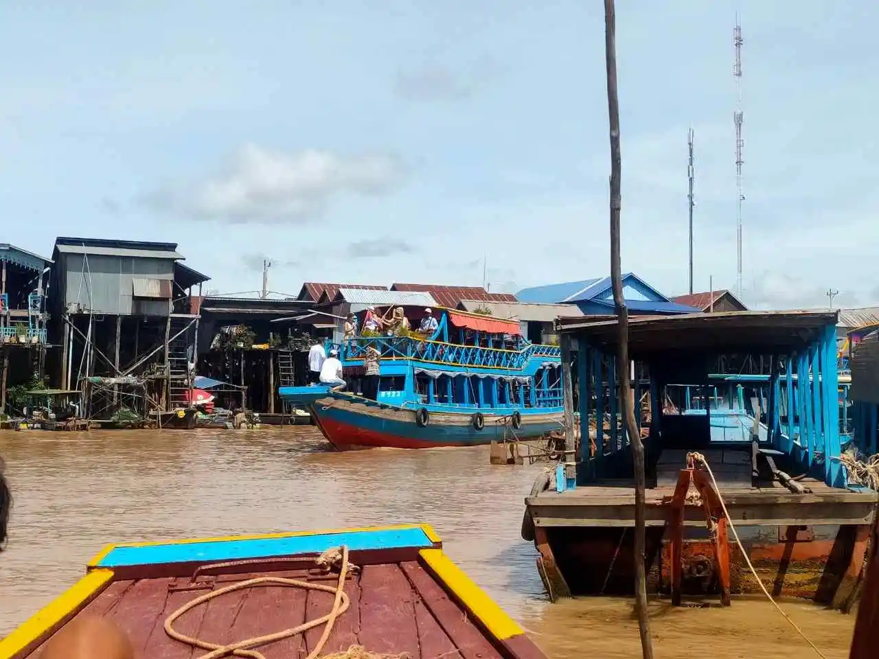Pueblo flotante en el lago Tonlé Sap, Camboya