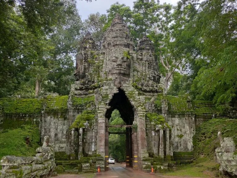 angkor-thom-puerta-sur-caras-bayon-camboya.jpg Angkor Thom - La majestuosa puerta sur con caras de piedra y el templo Bayon en Camboya
