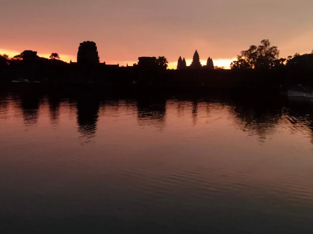 Amanecer en Angkor Wat con reflejos en el agua – Templo más grande de Camboya