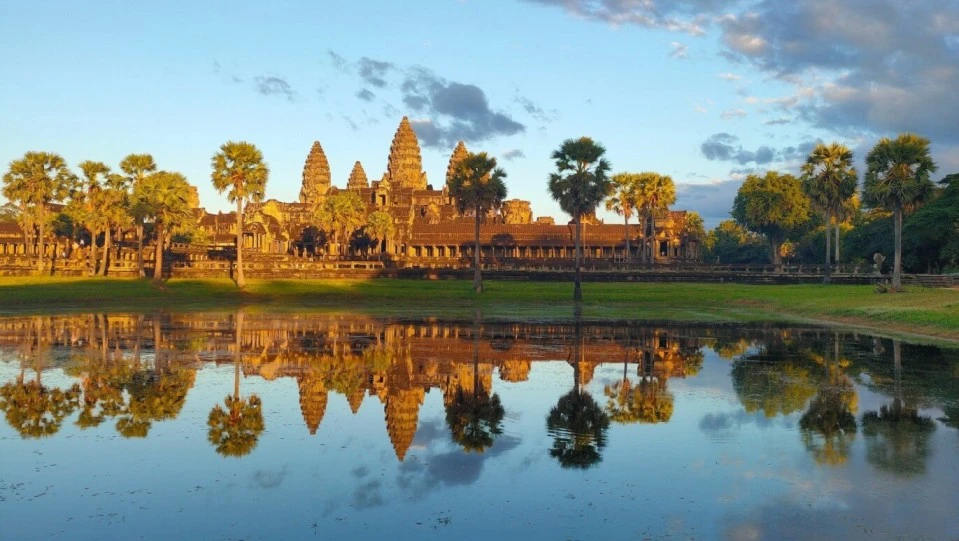 angkor-wat-atardecer-silueta-puesta-sol.jpg Angkor Wat al atardecer con puesta de sol dorada – Vista icónica del templo en Camboya