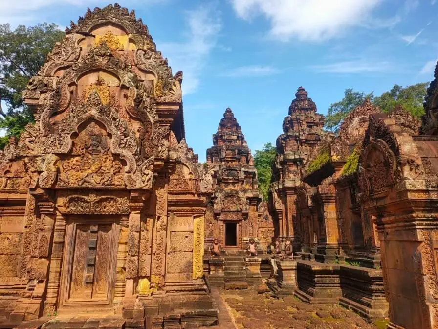 banteay-srei-templo-rosado-angkor-camboya.jpg Banteay Srei - El templo de piedra arenisca rosada con intrincados tallados en Angkor, Camboya
