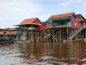 Kampong Khleang - Aldea remota con las casas sobre pilotes más altas de Camboya (15m) en el Tonlé Sap