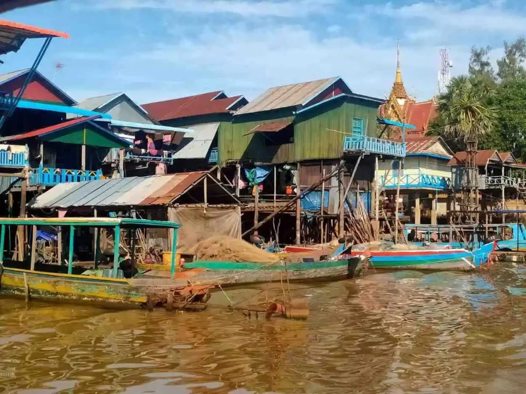Kampong Phluk - Casas tradicionales sobre pilotes y bosque inundado en el lago Tonlé Sap, cerca de Siem Reap