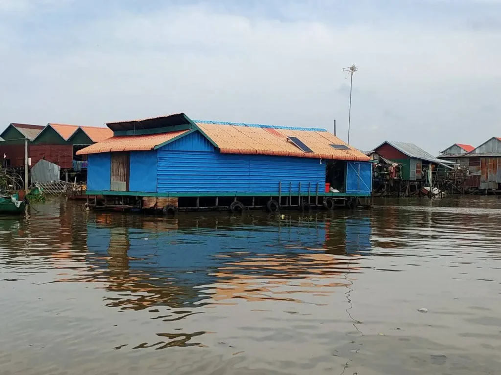Kampong Khleang - Remote floating community with Cambodia's tallest stilt houses (15m) on Tonlé Sap