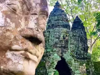 puerta-norte-angkor-thom.jpg Angkor Thom - La majestuosa puerta norte con caras de piedra y el templo Bayon en Camboya