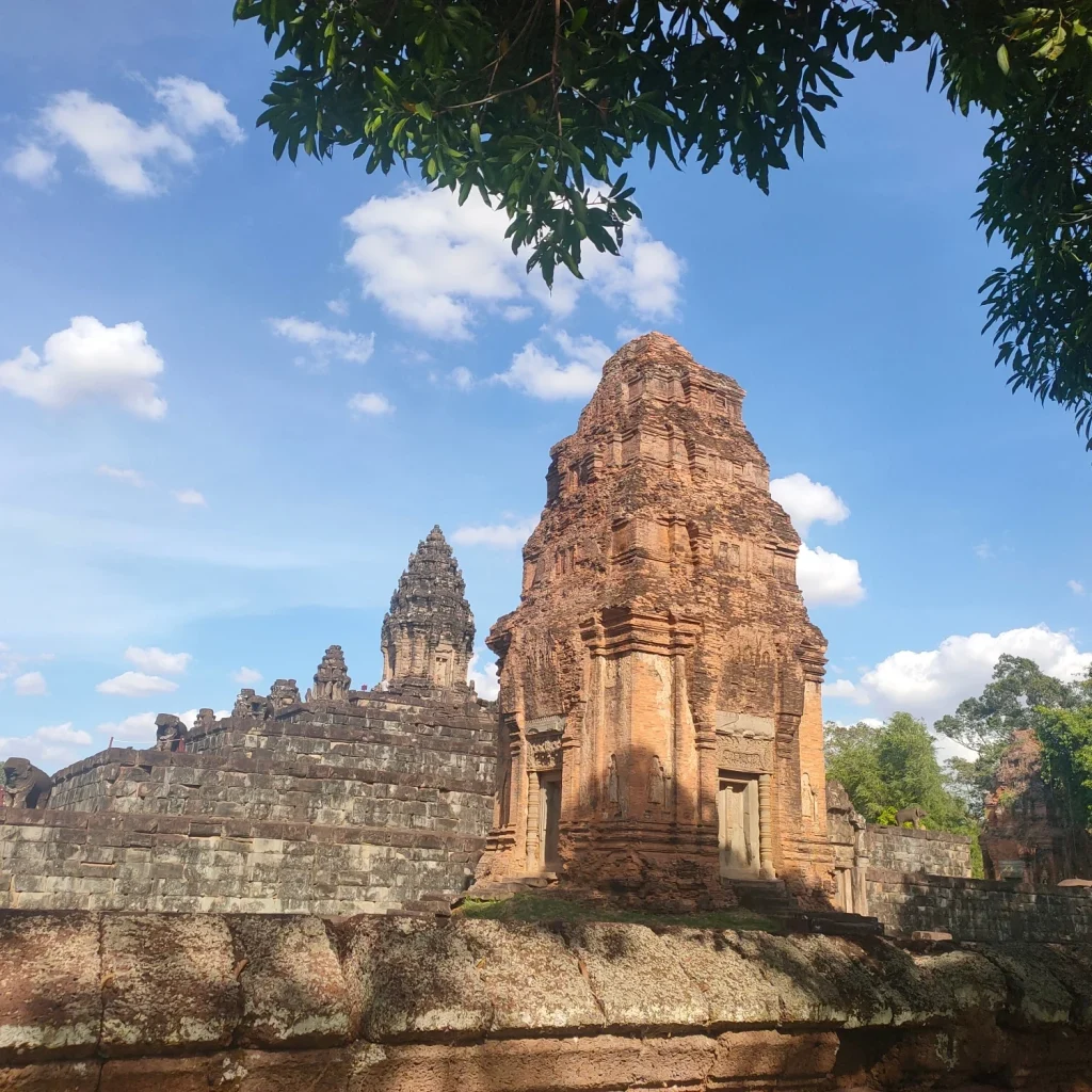 Templo Bakong - La primera estructura piramidal del Imperio Jemer en la zona de Angkor, Camboya